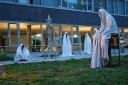 “spirit park”              Die ersten Geister wachen im Artpark, Manfred Kielnhofer, Beton Gips, “geister park”