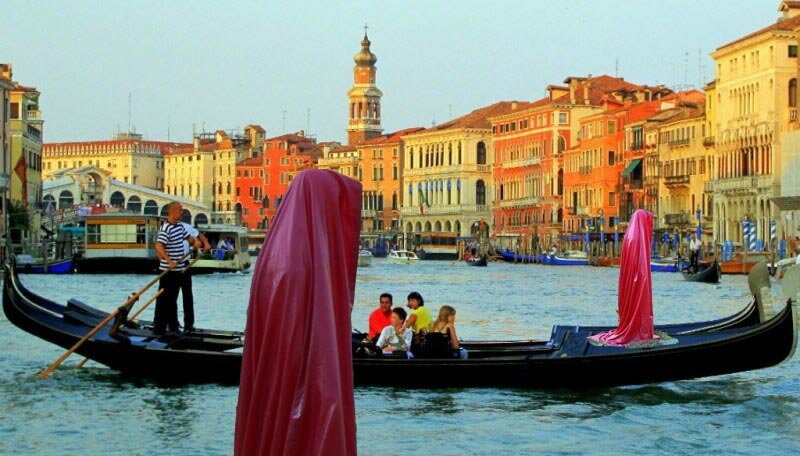 gondola-ride-venice-la biennale art arts arte kielnhofer-contemporary-public-light-art